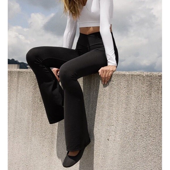 OFFLINE By Aerie Real Me High Waisted Crossover Flare Legging Black XS - Picture 2 of 16